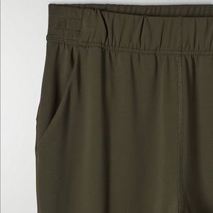 Aritzia - The Group by Babaton
Weekender Full Pant Riverbend (olive green) large